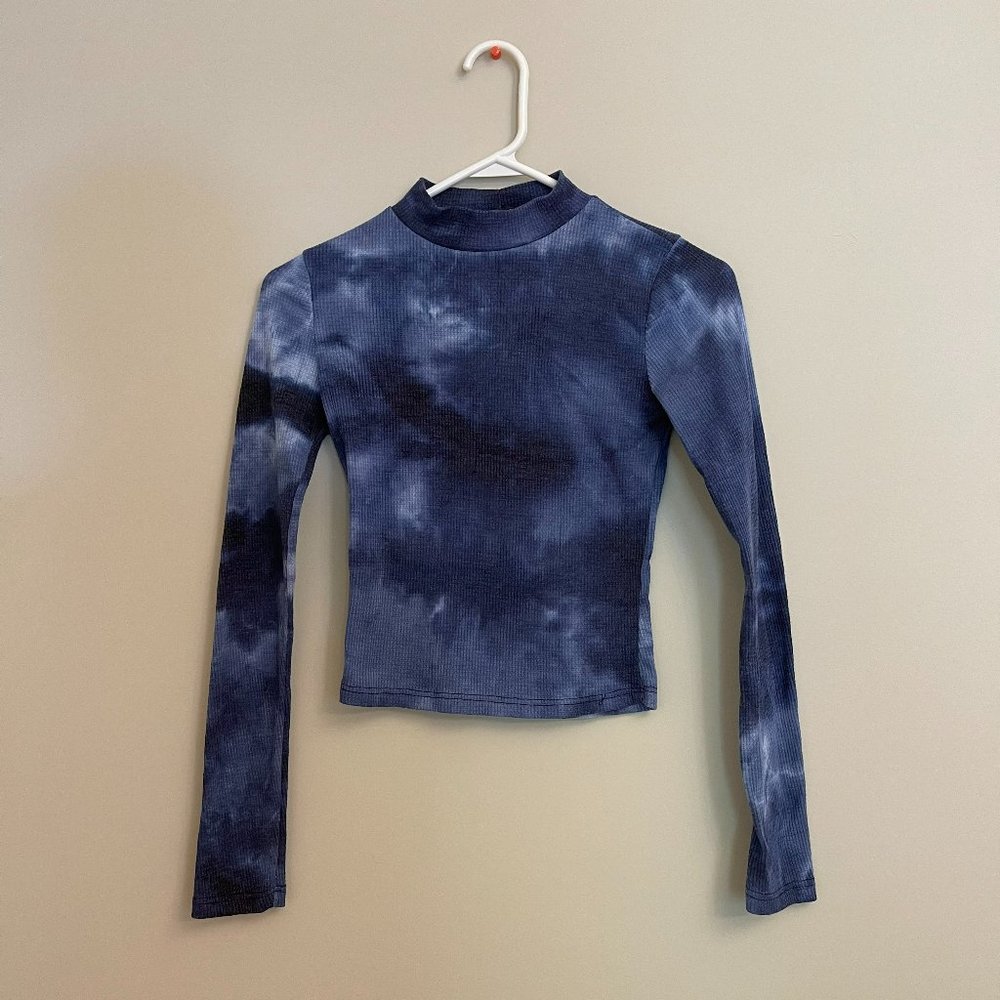 blue tie-dye cropped mock neck long sleeve ribbed top